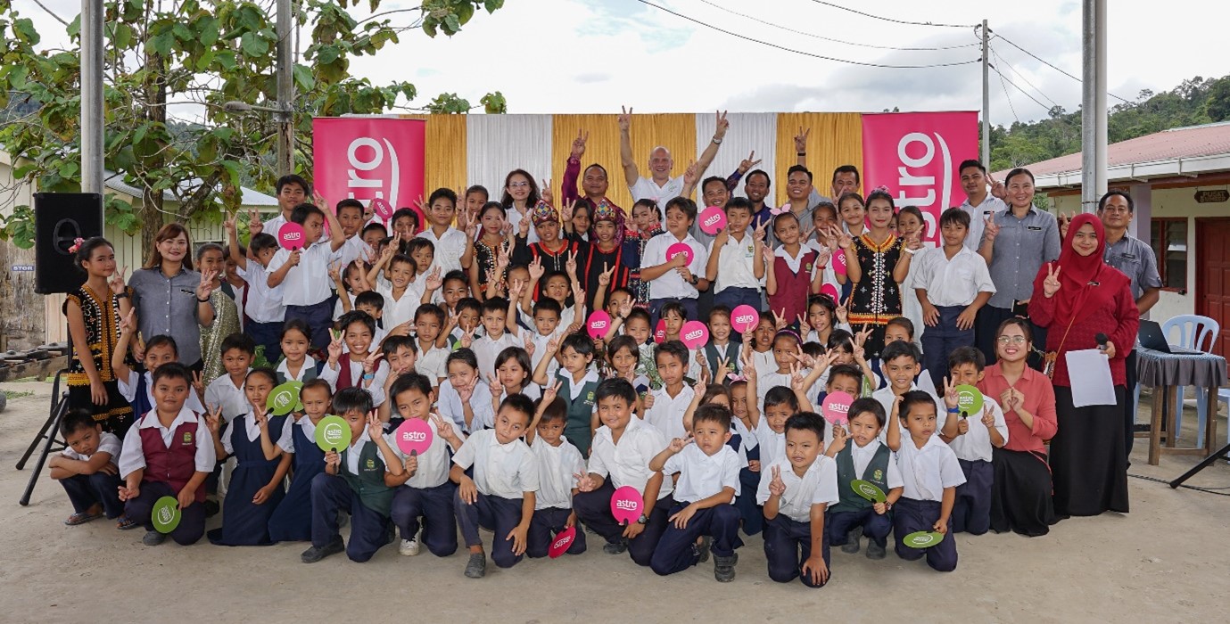 ASTRO KASIH Presents RM40,000 to SK Magandai for Education