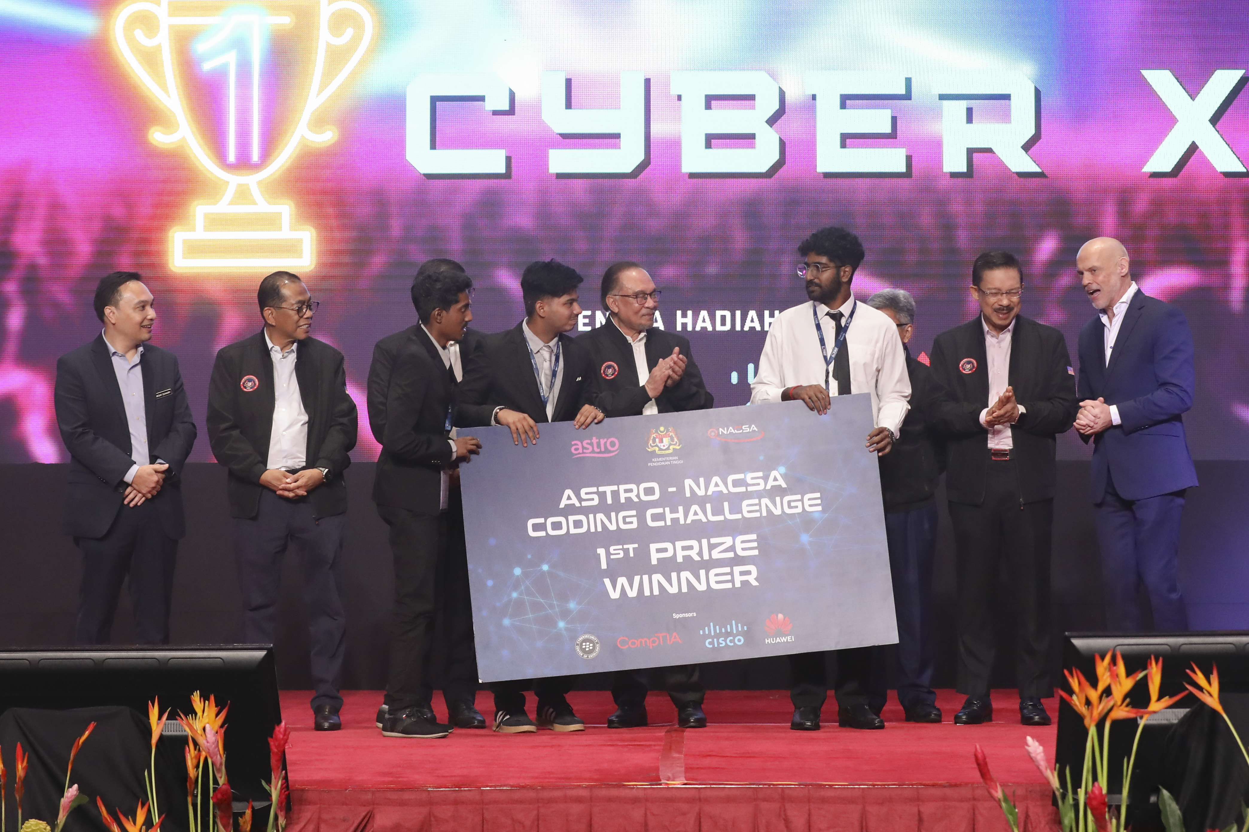 Prime Minister Presents Award to the Champion of Astro-Nacsa Coding Challenge 2024
